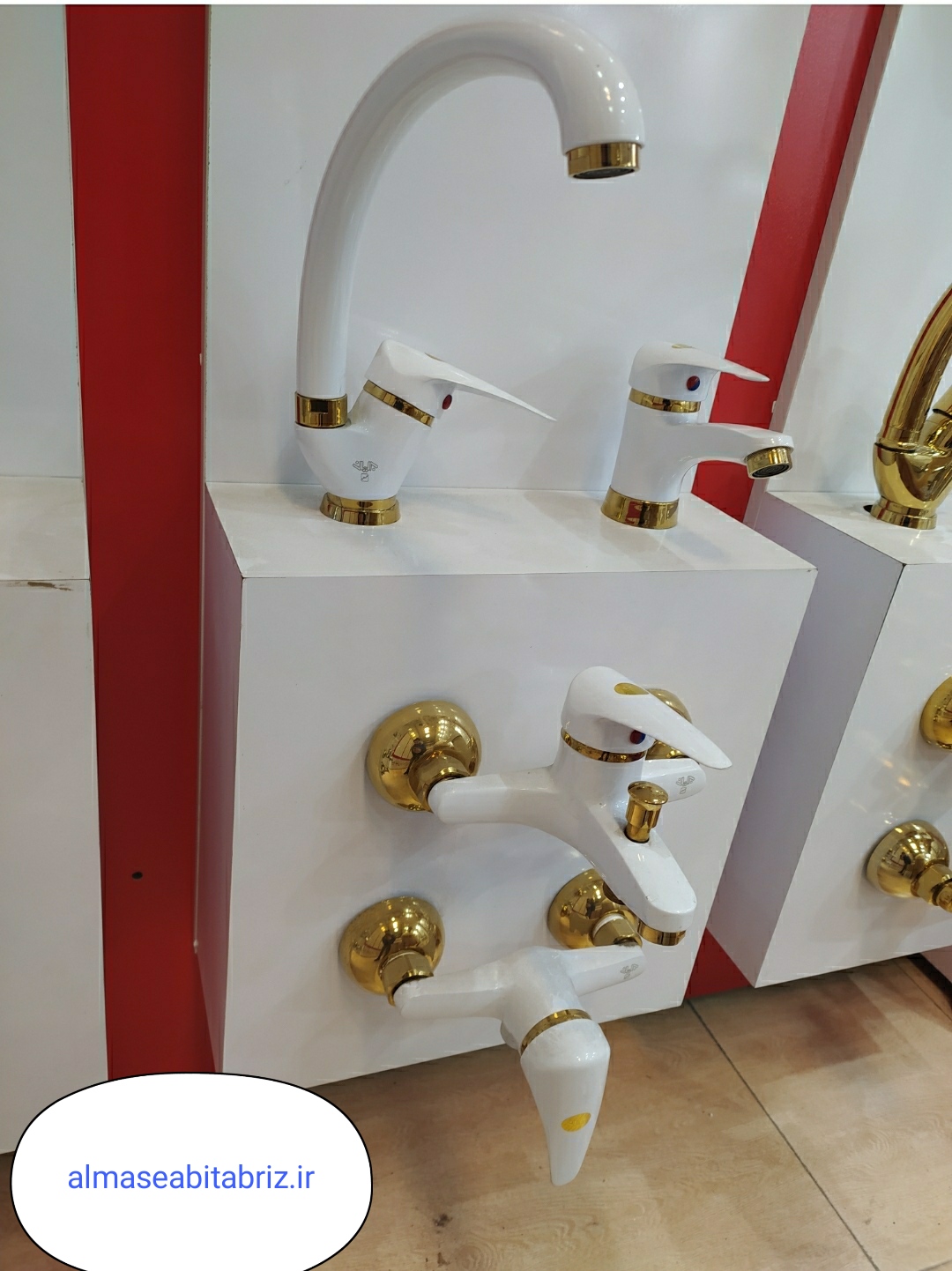 ست شش تکه شیرآلات برلیان مدل ارس سفیدطلایی به همراه علم‌ دوش دوکاره و شلنگ توالت (ست کامل)