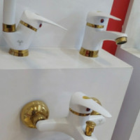 ست شش تکه شیرآلات برلیان مدل ارس سفیدطلایی به همراه علم‌ دوش دوکاره و شلنگ توالت (ست کامل) با ارسال رایگان